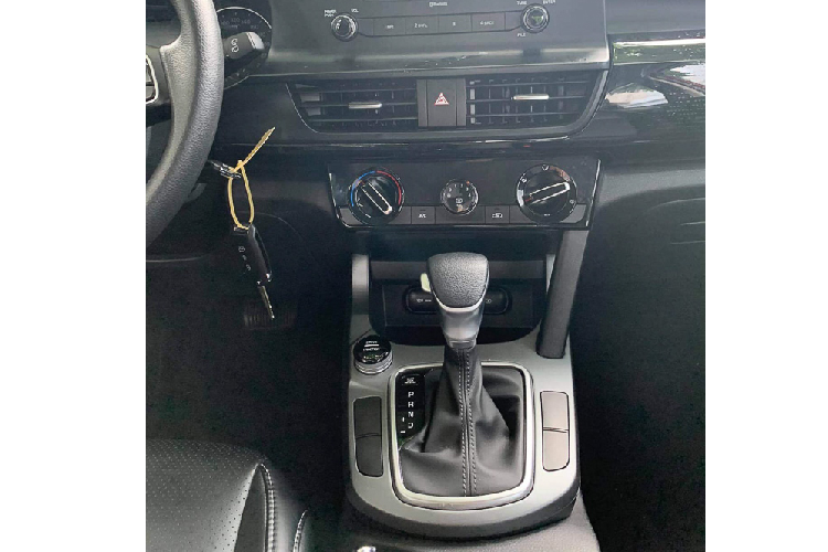 Điểm đáng tiếc là nếu các màn hình audio trên các dòng xe khác sẽ được đặt gọn gàng trên táp lô thì màn hình audio trên Seltos lại nổi rõ và nối liền với cụm đồng hồ. Xe cũng thiếu tính năng đèn nội thất, gương chiếu hậu chống chói, làm mát hàng ghế trước, và khởi động nút bấm, camera lùi... Ghế lái chỉnh cơ và hệ thống điều hoà trên bản 1.4L Deluxe chỉ là loại chỉnh cơ, khởi động bằng chìa cơ.