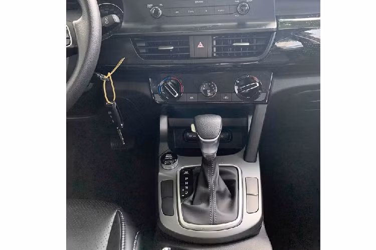 Điểm đáng tiếc là nếu các màn hình audio trên các dòng xe khác sẽ được đặt gọn gàng trên táp lô thì màn hình audio trên Seltos lại nổi rõ và nối liền với cụm đồng hồ. Xe cũng thiếu tính năng đèn nội thất, gương chiếu hậu chống chói, làm mát hàng ghế trước, và khởi động nút bấm, camera lùi... Ghế lái chỉnh cơ và hệ thống điều hoà trên bản 1.4L Deluxe chỉ là loại chỉnh cơ, khởi động bằng chìa cơ.