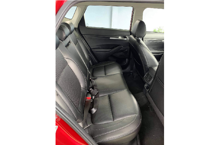 KIA Seltos Deluxe vẫn sử dụng chung động cơ với bản cao cấp nhất. Đó là động cơ 4 xy lanh thẳng hàng dung tích 1.4L tăng áp cho công suất tối đa 138 mã lực tại 6.000 vòng/phút và mô-men xoắn cực đại 242Nm đạt được trong dải vòng tua từ 1.500 – 3.200 vòng/phút. Xe sử dụng hộp số tự động 7 cấp ly hợp kép.