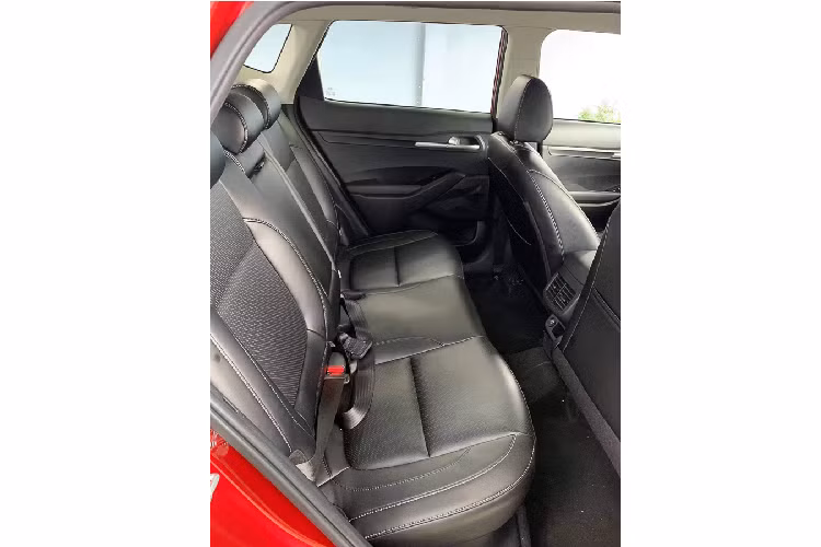 KIA Seltos Deluxe vẫn sử dụng chung động cơ với bản cao cấp nhất. Đó là động cơ 4 xy lanh thẳng hàng dung tích 1.4L tăng áp cho công suất tối đa 138 mã lực tại 6.000 vòng/phút và mô-men xoắn cực đại 242Nm đạt được trong dải vòng tua từ 1.500 – 3.200 vòng/phút. Xe sử dụng hộp số tự động 7 cấp ly hợp kép.