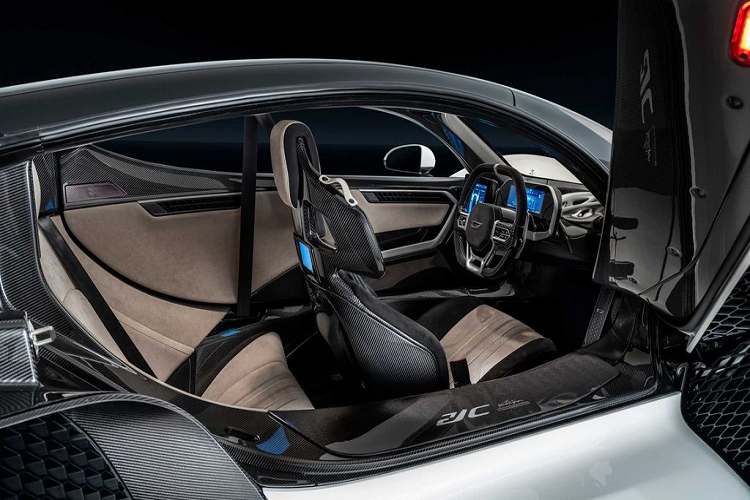 Nhờ việc sử dụng rộng rãi chất liệu sợi carbon cũng như các vật liệu nhẹ khác, trọng lượng của Czinger 21C chỉ dừng lại ở mức 1250 kg. Sự kết hợp giữa công suất cao và trọng lượng thấp mang tới cho chiếc xe khả năng vận hành vượt trội khi có thể tăng tốc từ 0 lên 100 km/h chỉ trong 1,9 giây và “xử đẹp” ¼ dặm chỉ trong 8,1 giây.