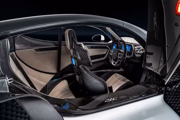 Nhờ việc sử dụng rộng rãi chất liệu sợi carbon cũng như các vật liệu nhẹ khác, trọng lượng của Czinger 21C chỉ dừng lại ở mức 1250 kg. Sự kết hợp giữa công suất cao và trọng lượng thấp mang tới cho chiếc xe khả năng vận hành vượt trội khi có thể tăng tốc từ 0 lên 100 km/h chỉ trong 1,9 giây và “xử đẹp” ¼ dặm chỉ trong 8,1 giây.