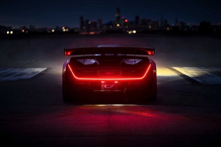 Về phiên bản đua được đề cập trước đó, biến thể này sở hữu cân nặng chỉ 1218 kg (nhẹ hơn 32 kg so với bản còn lại) nhưng được trang bị thêm cánh lướt gió khổng lồ phía sau, tối ưu hóa lượng khí nén trên đường đồng thời giảm tốc độ tối đa xuống “chỉ còn” 380 km/h.