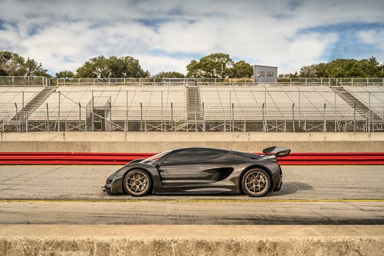 Theo kế hoạch, Czinger sẽ trình làng cả 2 phiên bản của 21C vào ngày ngày 3 tháng 3 tại Triển lãm Ô tô Geneva 2020, với kế hoạch chế tạo chỉ 80 chiếc trong tương lai. Giá xe Czinger 21C mới chưa được công bố.