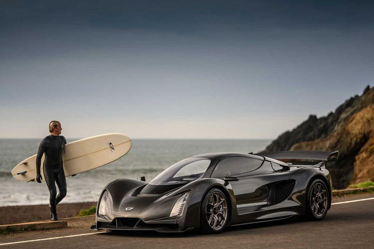 Khối động cơ kể trên hoạt động cùng với một động cơ điện đặt tại mỗi bánh trước, sản sinh tổng công suất 1233 mã lực trong khi hệ dẫn động được sử dụng là kiểu 4 bánh toàn thời gian AWD. Hệ thống động cơ điện này sử dụng các phần pin lithium-titanate, được giới thiệu là mang tới khả năng sạc nhanh hơn các loại pin lithium-ion khác.