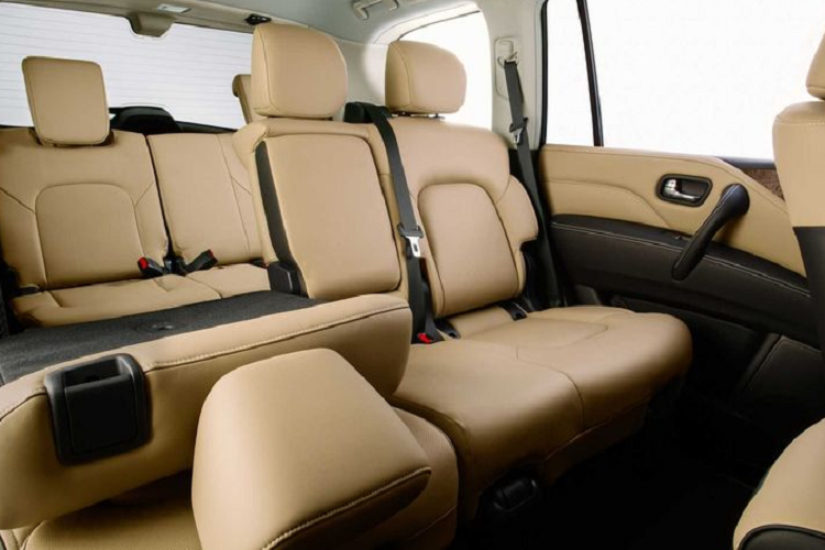 Chưa hết, để cải thiện hơn nữa khả năng hiển thị vào ban đêm, hệ thống gương chiếu hậu thông minh của Infiniti QX80 thế hệ mới còn có thể giảm sự nhấp nháy từ đèn pha LED chiếu vào màn hình.