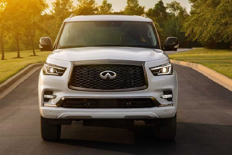 Infiniti QX80 hàng đầu bây giờ là Sensory, xe được trang bị bộ la-zăng 22 inch, vỏ gương phủ crôm sáng loáng, trong khi nội thất xe được bọc da pha anilin, trang trí bằng gỗ Charcoal Burl và trần xe có màu Graphite Tricot. Infiniti QX80 Sensory 2021 được đi kèm với Hệ thống điều khiển gầm xe thủy lực (Hydraulic Body Motion Control System) giúp chiếc SUV hạng sang có được những chuyến đi mượt mà và êm ái hơn.