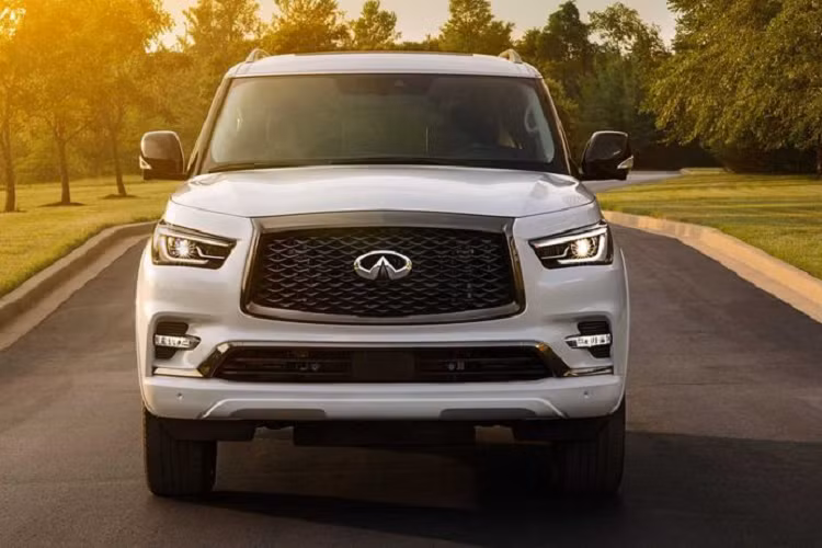 Infiniti QX80 hàng đầu bây giờ là Sensory, xe được trang bị bộ la-zăng 22 inch, vỏ gương phủ crôm sáng loáng, trong khi nội thất xe được bọc da pha anilin, trang trí bằng gỗ Charcoal Burl và trần xe có màu Graphite Tricot. Infiniti QX80 Sensory 2021 được đi kèm với Hệ thống điều khiển gầm xe thủy lực (Hydraulic Body Motion Control System) giúp chiếc SUV hạng sang có được những chuyến đi mượt mà và êm ái hơn.