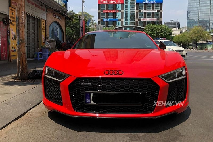 R8 V10 Plus thuộc thế hệ thứ hai của dòng xe Audi R8 tại Việt Nam, xe có một vài cập nhật đáng chú ý như hệ thống chiếu sáng full-LED, các nan cửa hốc gió cỡ lớn dưới cặp đèn pha ở dạng dựng đứng thay vì nằm ngang như cũ, vỏ gương chiếu hậu sợi carbon...