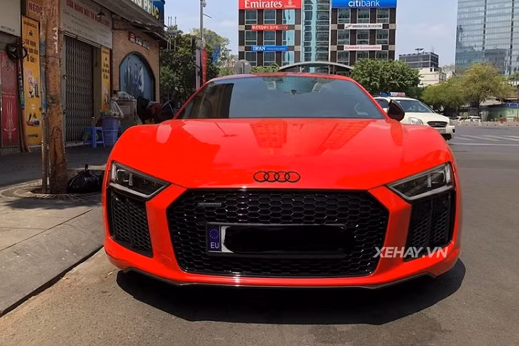 R8 V10 Plus thuộc thế hệ thứ hai của dòng xe Audi R8 tại Việt Nam, xe có một vài cập nhật đáng chú ý như hệ thống chiếu sáng full-LED, các nan cửa hốc gió cỡ lớn dưới cặp đèn pha ở dạng dựng đứng thay vì nằm ngang như cũ, vỏ gương chiếu hậu sợi carbon...
