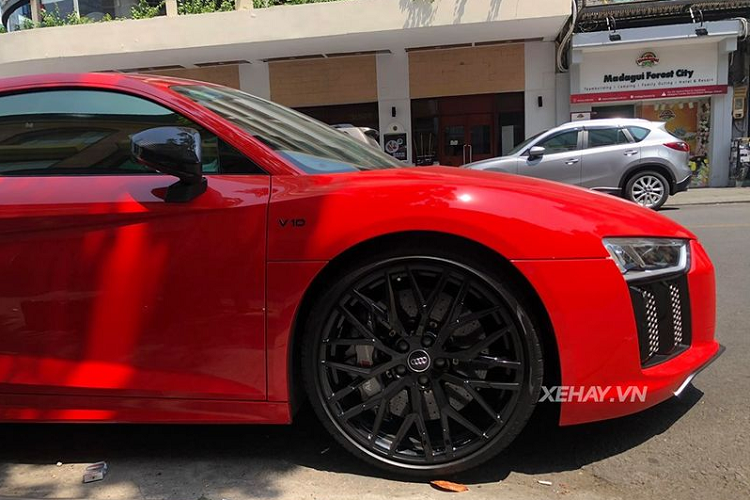 Ngoài ra, Audi R8 V10 Plus còn sở hữu bộ vành đa chấu khỏe khoắn kích thước 19 inch được sơn đen bóng, đi kèm kẹp phanh màu ghi xám.
