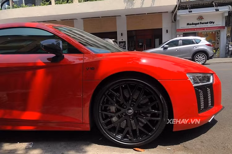 Ngoài ra, Audi R8 V10 Plus còn sở hữu bộ vành đa chấu khỏe khoắn kích thước 19 inch được sơn đen bóng, đi kèm kẹp phanh màu ghi xám.