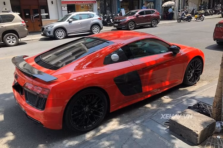 Đặc biệt, hãng xe sang Audi còn trang bị cho xe hệ thống ống pô cải tiến với tiếng pô có thể thay đổi tùy thuộc chế độ lái.