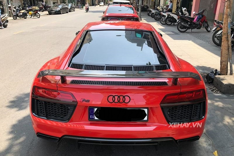 Sức mạnh của Audi R8 V10 Plus đến từ khối động cơ hút khí tự nhiên V10 FSI 5.2 lít, kết hợp hộp số tự động ly hợp kép 7 cấp cho công suất 602 mã lực, xe có khả năng tăng tốc từ 0 - 100 km/h trong 3,2 giây, nhanh hơn người tiền nhiệm 20%, vận tốc cực đại 330 km/h.