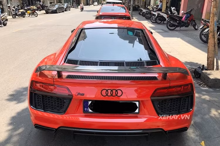 Sức mạnh của Audi R8 V10 Plus đến từ khối động cơ hút khí tự nhiên V10 FSI 5.2 lít, kết hợp hộp số tự động ly hợp kép 7 cấp cho công suất 602 mã lực, xe có khả năng tăng tốc từ 0 - 100 km/h trong 3,2 giây, nhanh hơn người tiền nhiệm 20%, vận tốc cực đại 330 km/h.