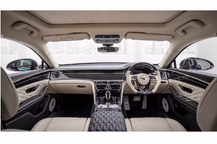 Flying Spur sử dụng khối động cơ W12, tăng áp kép, dung tích 6.0 lít, sản sinh công suất 626 mã lực, cho phép chiếc sedan “khổng lồ” tăng tốc lên 96 km/h từ trạng thái tĩnh chỉ trong 3,8 giây.