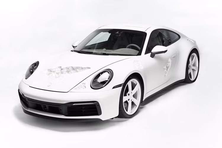 Chiếc Porsche 911 Art Car mới này được xây dựng dựa trên 911 Carrera 4S và được tạo ra bởi nghệ sĩ đương đại người Mỹ, Daniel Arsham, cùng các kỹ sư của Porsche đến từ Đức.