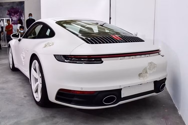 Chia sẻ về Porsche 911 độ pha lê ăn mòn này, Daniel Arsham cho biết: "Công việc của tôi thường liên quan đến sự phân rã và xói mòn của những vật thể kiểu này. Tôi đã thực hiện điều đó trên một số xe ô tô nhưng đây là chiếc đầu tiên tôi tạo ra hoàn chỉnh."