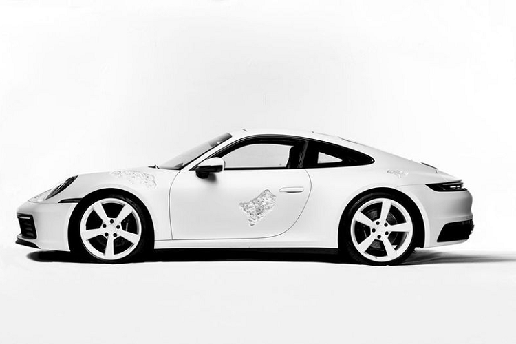 Trong khi đó, Porsche Trung Quốc nói rằng: "Chiếc Porsche 911 Art Car này mang tình trạng của một chiếc Porsche sẽ được tìm thấy trong đống xe cũ sau 10 năm nữa".