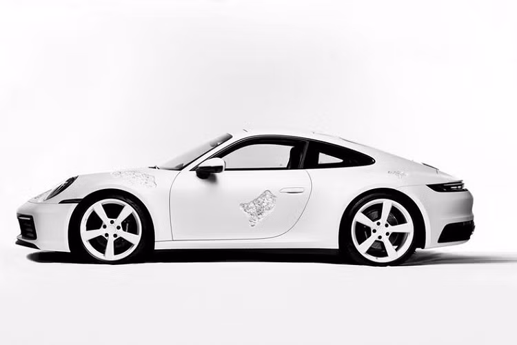 Trong khi đó, Porsche Trung Quốc nói rằng: "Chiếc Porsche 911 Art Car này mang tình trạng của một chiếc Porsche sẽ được tìm thấy trong đống xe cũ sau 10 năm nữa".
