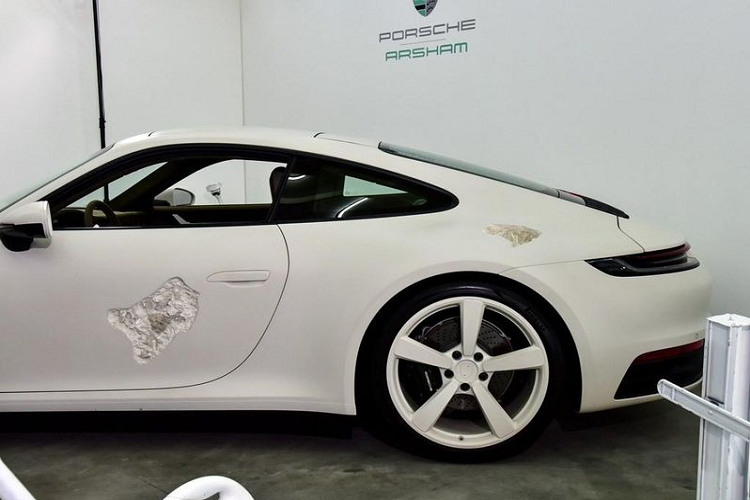 Sau hàng ngàn năm, mặc dù nhiều bộ phận của thân xe đã bị hư hại do xói mòn, nó vẫn có thể lái với hiệu suất không hề suy giảm. Điều này hoàn toàn đúng với bản sắc của 911, 911 như một cỗ máy thời gian về cả thiết kế lẫn hiệu suất."