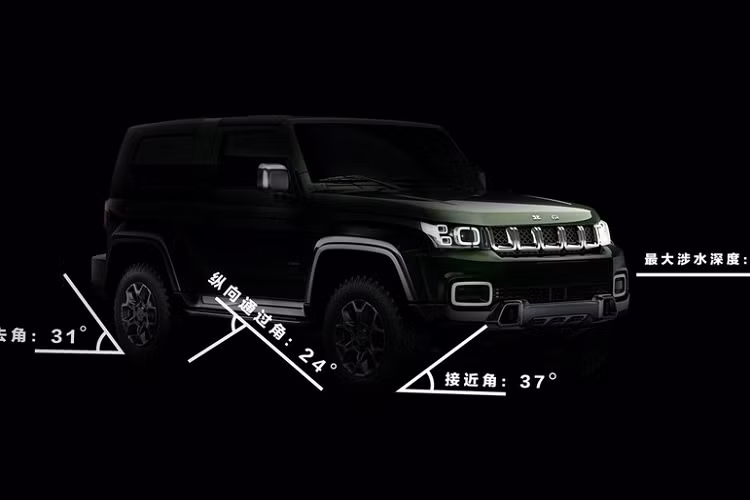 Ngoài ra, BAIC BJ40 Tribute 2020 còn sở hữu chiều dài cơ sở ngắn hơn bản thường. Để tăng khả năng off-road, mẫu ô tô Trung Quốc này sở hữu chiều cao gầm 220 mm, khả năng lội nước 600 mm, góc tiếp cận 37 độ, góc leo dốc 24 độ và góc thoát 31 độ. Những chi tiết thiết kế ngoại thất còn lại của BAIC BJ40 Tribute 2020 không có gì khác so với bản thường. Xe cũng mang ngoại hình giống Jeep và Hummer, được thể hiện qua thiết kế lưới tản nhiệt mạ crôm sáng bóng.