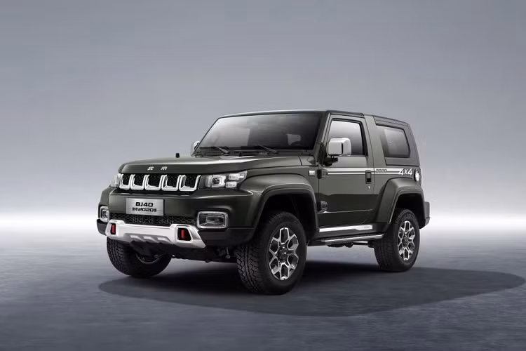 Nguồn cung cấp sức mạnh của mẫu SUV Trung Quốc này là khối động cơ xăng 4 xi-lanh, tăng áp, dung tích 2,3 lít, sản sinh công suất tối đa 231 mã lực và mô-men xoắn cực đại 345 Nm. Sức mạnh được truyền tới bánh thông qua hộp số tự động 6 cấp. Hiện giá xe BAIC BJ40 Tribute 2020 vẫn chưa được công bố.