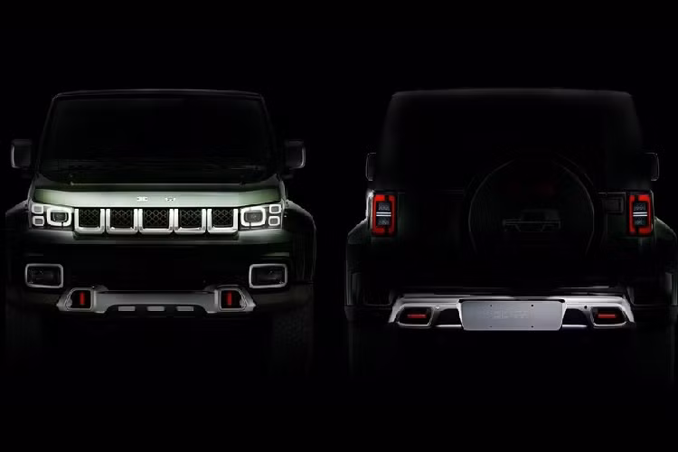 Thêm vào đó là cụm đèn sương mù được bao quanh bởi đèn LED định vị ban ngày hình vuông. Tấm ốp gầm màu bạc dày dặn, đi kèm 2 móc kéo màu đỏ cũng là điểm nhấn trên đầu xe. Bên sườn của BAIC BJ40 Tribute 2020 xuất hiện bộ vành 6 chấu kép bóng sáng và vỏ gương ngoại thất mạ crôm. Những điểm nhấn khác trong ngoại hình của xe bao gồm lốp dự phòng trên cửa cốp sau, cụm đèn hậu LED nằm dọc và tấm ốp bảo vệ gầm màu bạc. Tương tự trên đầu xe, tấm ốp bảo vệ gầm phía sau cũng tích hợp 2 móc kéo màu đỏ.