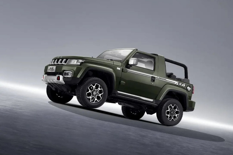 So với bản thường, mẫu xe SUV BAIC BJ40 Tribute 2020 sở hữu điểm khác biệt lớn nhất nằm ở thiết kế 2 cửa thay vì 4 cửa. Thêm vào đó là cột B của mẫu SUV này nằm giữa sườn xe, logo trang trí màu bạc mới và tem 4x4 gần nắp bình xăng. Đặc biệt, người dùng còn có thể tháo phần thân xe sau cột B để biến thành xe bán tải.