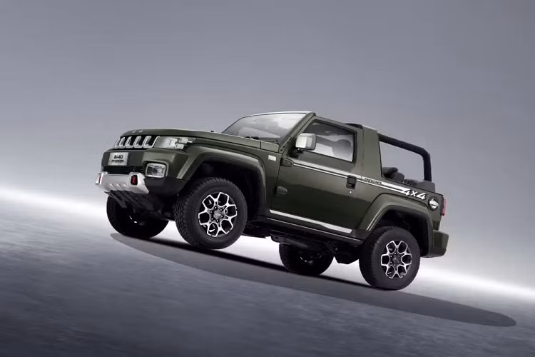 So với bản thường, mẫu xe SUV BAIC BJ40 Tribute 2020 sở hữu điểm khác biệt lớn nhất nằm ở thiết kế 2 cửa thay vì 4 cửa. Thêm vào đó là cột B của mẫu SUV này nằm giữa sườn xe, logo trang trí màu bạc mới và tem 4x4 gần nắp bình xăng. Đặc biệt, người dùng còn có thể tháo phần thân xe sau cột B để biến thành xe bán tải.