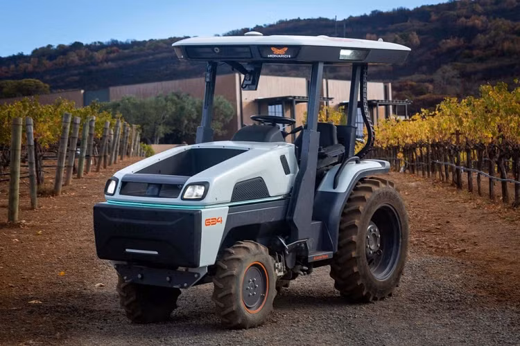 Mới đây, Monarch, một công ty ở Livermore, tiểu bang California, Mỹ, đã giới thiệu một mẫu máy kéo chạy điện hoàn toàn. Họ tự tin tuyên bố rằng “đây là cỗ máy kéo tự lái, chạy điện hoàn toàn, thông minh nhất thế giới”, và có thể giúp một người nông dân phổ thông tiết kiệm 45 USD (khoảng 1 triệu đồng) chi phí nhiên liệu mỗi ngày.