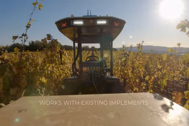 Nó có khả năng truyền toàn bộ công sức đến bộ phận PTO (Power Take-Off) mà kết nối với các phụ kiện hiện có như máy cắt hoặc máy cày. Trong một video giới thiệu cỗ máy đột phá này, Monarch cũng đề cập đến khả năng máy phát điện của nó có thể hỗ trợ một máy hàn có kích thước vừa phải. Khoảng cách giữa các bánh xe nhỏ cũng cho phép nó dễ dàng điều hướng qua các vườn nho và những loại cây trồng sát nhau khác mà không gặp vấn đề gì.