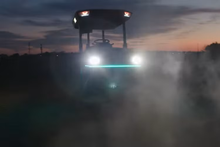 Cuộc cách mạng sử dụng xe điện đang ngày một lan rộng trong thế giới giao thông công cộng. Giờ đây, xu hướng này còn bắt đầu lan sang cả lĩnh vực nông nghiệp, và một công ty đang muốn đi đầu trong phong trào “xanh hóa” những cỗ máy nông nghiệp vốn đang tiêu thụ xăng dầu trên những cánh đồng đã cho ra mắt máy kéo Monarch mới.