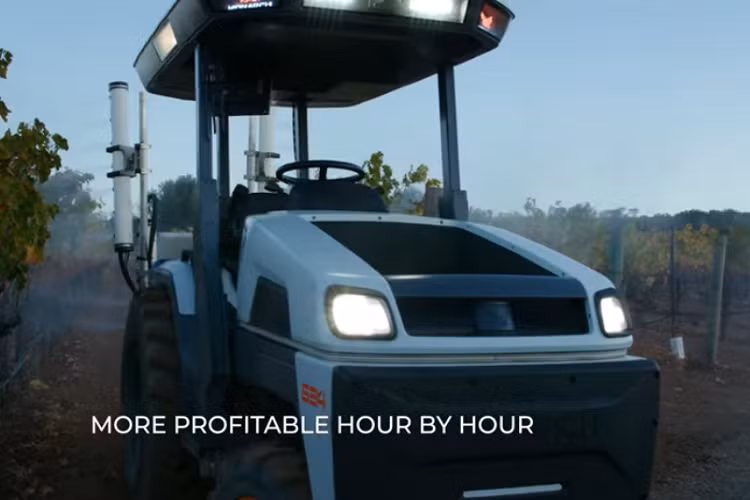 Monarch tuyên bố cỗ máy có thời gian hoạt động hơn 10 giờ, và pin sẽ được sạc lại trong 4-5 giờ. Khi sạc đầy, máy kéo điện có sức nâng khoảng 1 tấn với một chốt ba điểm ở phía sau. Hệ dẫn động 4 bánh là tùy chọn, giúp cỗ máy nhanh nhẹn này đủ sức hoạt động trên nhiều dạng địa hình.