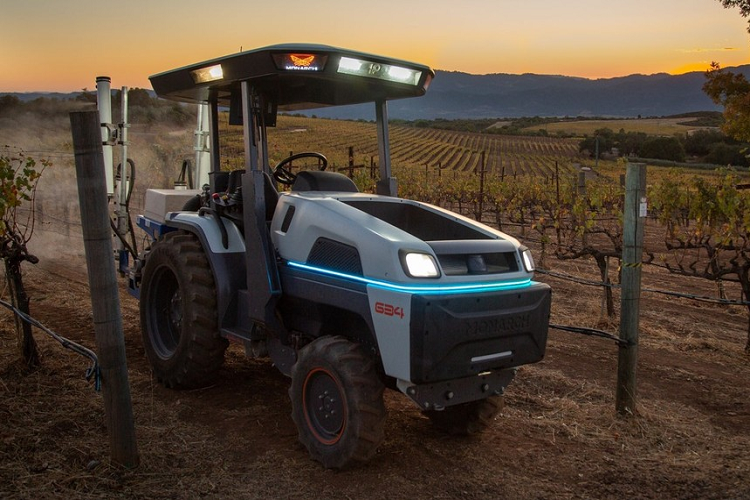 Cuối cùng, Monarch cho biết họ đã phát triển máy kéo điện của mình với mục tiêu 20 năm phục vụ liên tục trở lên. Điều đó thật đáng nể, và không chỉ đối với máy móc chạy bằng pin. Giá máy kéo Monarch là 50.000 USD (tương đương 1,15 tỷ đồng), và nó sẽ được sản xuất tại Livermore vào lúc này.