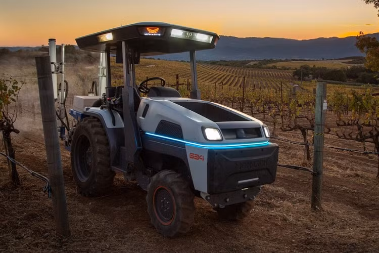 Cuối cùng, Monarch cho biết họ đã phát triển máy kéo điện của mình với mục tiêu 20 năm phục vụ liên tục trở lên. Điều đó thật đáng nể, và không chỉ đối với máy móc chạy bằng pin. Giá máy kéo Monarch là 50.000 USD (tương đương 1,15 tỷ đồng), và nó sẽ được sản xuất tại Livermore vào lúc này.