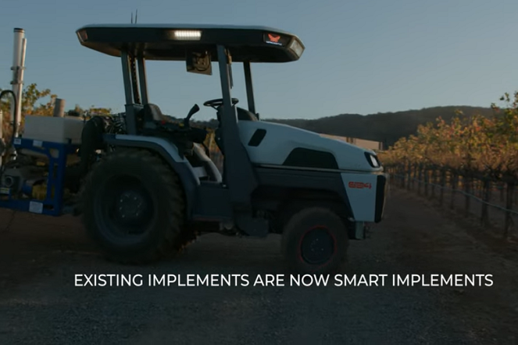 Đặc biệt, máy kéo Monarch 2021 có khả năng vận hành không cần người lái, nhận biết con người và gia súc mà có thể đang cản đường nó. Nó cũng có thể nhận dạng cử chỉ từ người điều khiển đang đứng phía trước nó khi di chuyển ở tốc độ thấp, rẽ và dừng khi được chỉ dẫn. Tất cả các tính năng này đều nằm trong hai chế độ Gesture và Shadow, qua đó cho phép Monarch theo chân một công nhân đang thực hiện công việc, đồng thời chở theo đồ hậu cần hoặc dụng cụ nào đó.