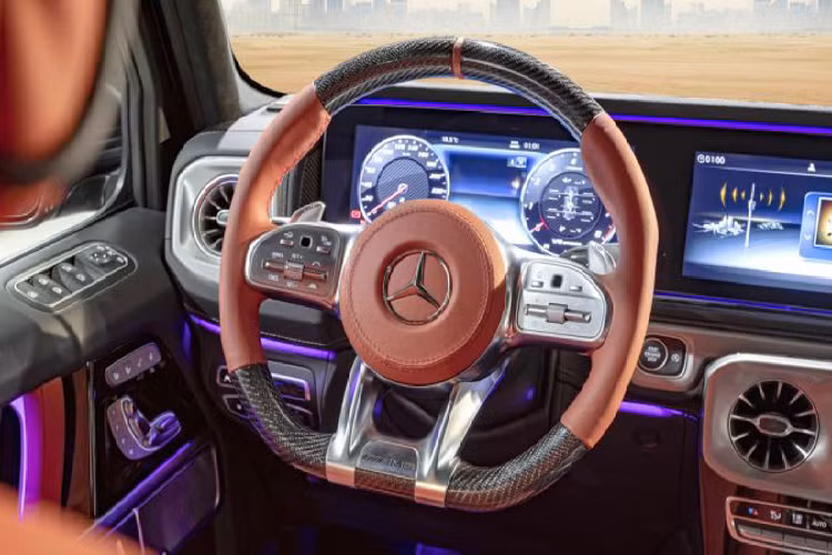 Bên cạnh tùy chọn 6 chỗ ngồi, Hofele còn cung cấp thêm cửa sau được mở rộng để dễ dàng hơn cho việc lên xuống xe. Các tiện nghi được nâng cấp khác bao gồm bệ bước chân chỉnh điện cùng với hệ thống ống xả bên hông đặt thấp hơn để phù hợp với bệ bước chân mới. 