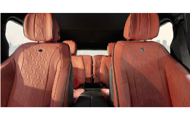 Tuy nhiên, phiên bản 6 chỗ này lại mắc phải một nhược điểm đó là không gian hành lý chật hẹp hơn. Ngoài ra bản độ Mercedes G-Class từ Hofele cho biết hàng ghế thứ 3 chỉ thích hợp với trẻ em hoặc người lớn có vóc dáng nhỏ. Đặc biệt hàng ghế thứ 3 này có thể dỡ ra và mang đi. 