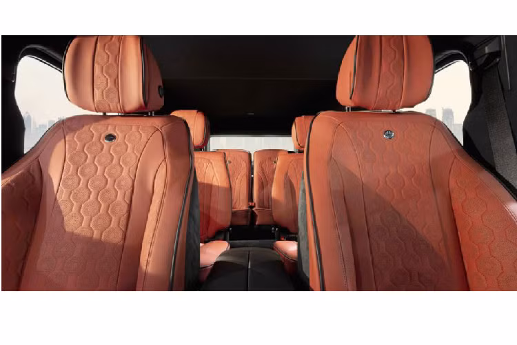 Tuy nhiên, phiên bản 6 chỗ này lại mắc phải một nhược điểm đó là không gian hành lý chật hẹp hơn. Ngoài ra bản độ Mercedes G-Class từ Hofele cho biết hàng ghế thứ 3 chỉ thích hợp với trẻ em hoặc người lớn có vóc dáng nhỏ. Đặc biệt hàng ghế thứ 3 này có thể dỡ ra và mang đi. 