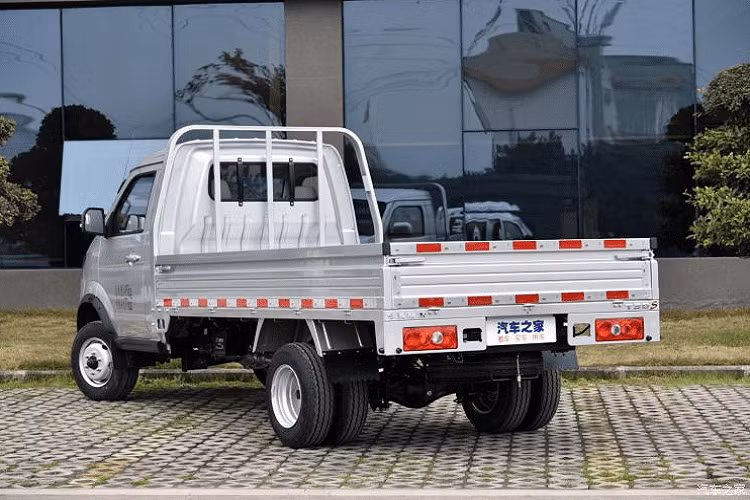 Ban đầu, nó đã ra đời trong vai trò một thương hiệu ôtô năng lượng mới, chuyên sản xuất các mẫu minivan chạy điện dựa trên những mẫu xe có sẵn của Jinbei. Jinbei là nhà sản xuất minivan và minibus nổi tiếng nhất Trung Quốc, và cũng là một thương hiệu con của Brilliance Automotive. Nhưng trong thời gian gần đây, SRM đã mở rộng sản xuất sang cả những xe chạy xăng truyền thống, cho ra mắt một dòng xe tải cỡ nhỏ SRM mới dựa trên khung gầm Jinbei.