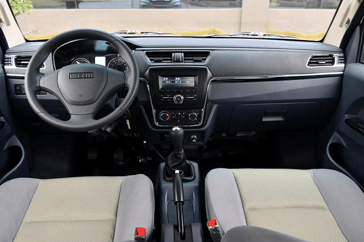 Hai phiên bản xe đều có trang bị động cơ chạy xăng dung tích 1.5 lít sản sinh 102 mã lực, phối hợp hộp số sàn 5 cấp và hệ dẫn động bánh sau. Kích thước thùng xe là dài 2.550 mm, rộng 1.680 mm và cao 370 mm.