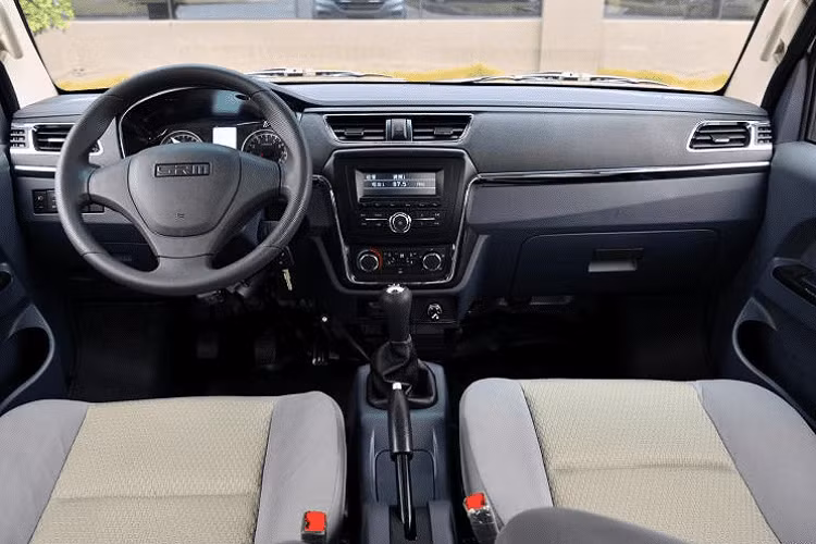 Hai phiên bản xe đều có trang bị động cơ chạy xăng dung tích 1.5 lít sản sinh 102 mã lực, phối hợp hộp số sàn 5 cấp và hệ dẫn động bánh sau. Kích thước thùng xe là dài 2.550 mm, rộng 1.680 mm và cao 370 mm.