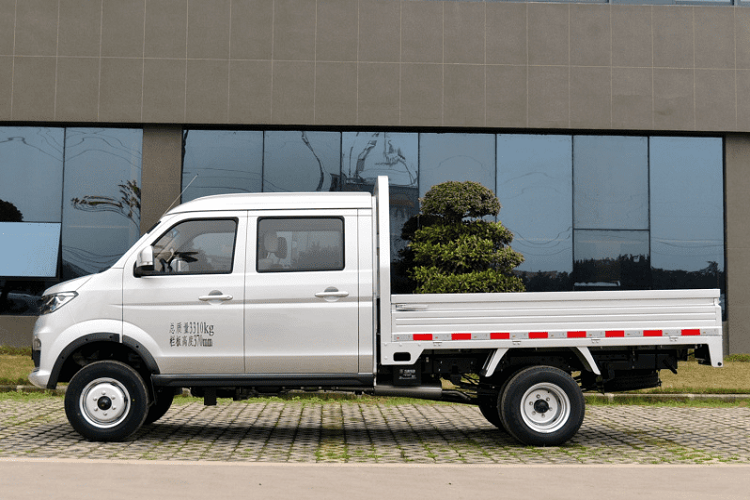 Các sản phẩm mới nhất của họ chính là SRM T30S/T32S. Trong đó, phiên bản T30S có dạng khoang lái 2 cửa, còn T32S có khoang lái 4 cửa. Hai mẫu xe trông khá đẹp với phần đầu cứng cáp và hệ thống bánh xe kép phía sau. Nói bằng một cách khác, mẫu xe tải cỡ nhỏ này trông rất cơ bản nhưng theo nghĩa tích cực.