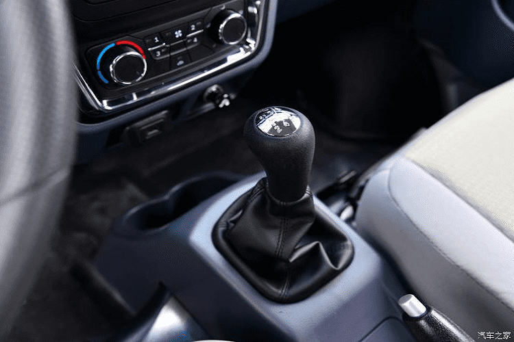 Bố trí nội thất của xe tải SRM T30S/T32S. Xe sử dụng hộp số sàn 5 cấp và hệ dẫn động bánh sau.