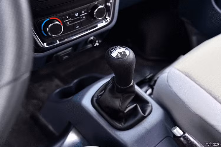 Bố trí nội thất của xe tải SRM T30S/T32S. Xe sử dụng hộp số sàn 5 cấp và hệ dẫn động bánh sau.