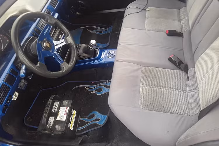 Nội thất của xe cũng được thay đổi với những chi tiết màu xanh tương xứng vẻ ngoài. Không chỉ độ vẻ ngoài, cabin xe cũng nhận được nhiều chi tiết thay đổi ví như một bộ vô lăng hậu mãi với chấu màu xanh kết hợp mặt táp lô cũng màu xanh tương xứng. Chi tiết kỳ quái nhất trong nội thất là một hàng ghế băng dài, có lẽ là lấy từ hàng ghế thứ hai của xe ban đầu.