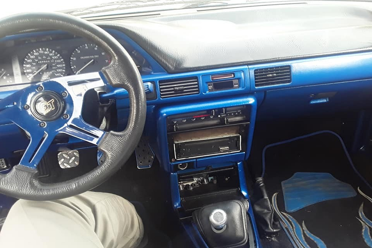 Rõ ràng, chủ xe đã tiến hành cắt đôi chiếc xe ban đầu, cắt bỏ đi phần ở giữa, và rồi hàn gắn hai nửa còn lại với nhau. Không rõ liệu chiếc Mazda này có hợp pháp đi trên đường hay không vì tính an toàn của nó rõ ràng đã bị ảnh hưởng lớn bởi sự cải tạo của chủ xe, nhưng trục cơ sở ngắn thế này sẽ giúp tạo nên một trải nghiệm lái rất lạ thường (miễn là nó không gãy làm đôi khi đang bẻ cua).