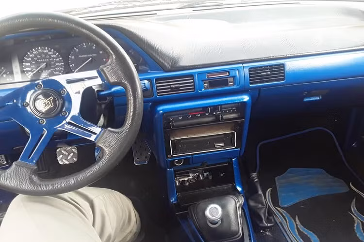 Rõ ràng, chủ xe đã tiến hành cắt đôi chiếc xe ban đầu, cắt bỏ đi phần ở giữa, và rồi hàn gắn hai nửa còn lại với nhau. Không rõ liệu chiếc Mazda này có hợp pháp đi trên đường hay không vì tính an toàn của nó rõ ràng đã bị ảnh hưởng lớn bởi sự cải tạo của chủ xe, nhưng trục cơ sở ngắn thế này sẽ giúp tạo nên một trải nghiệm lái rất lạ thường (miễn là nó không gãy làm đôi khi đang bẻ cua).