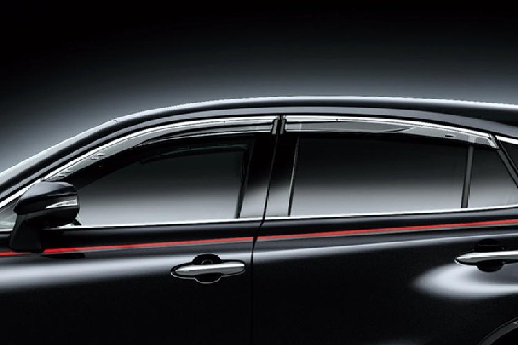 TRD cho biết hệ thống giảm xóc của xe đã được tinh chỉnh, giúp triệt tiêu rung lắc tốt hơn. Song song đó, hai thanh cân bằng trước và sau cũng được nâng cấp. Toyota GR Venza sử dụng bộ lốp Michelin Pilot Sport 4, cho trải nghiệm lái, độ bám đường và hiệu năng cao hơn lốp tiêu chuẩn trang bị theo xe.